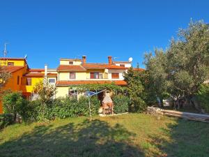 une grande maison avec un jardin en face de celle-ci dans l'établissement Ferienwohnung für 6 Personen ca 85 qm in Fažana, Istrien Istrische Riviera - b62465, à Fažana