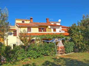 une maison sur une colline avec un jardin dans l'établissement Ferienwohnung für 6 Personen ca 85 qm in Fažana, Istrien Istrische Riviera - b62465, à Fažana