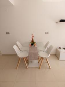 uma sala de jantar com cadeiras brancas e uma mesa em Marinamed Residential Villa Sea View em Orihuela Costa