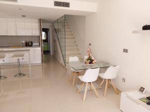 uma cozinha e sala de jantar com mesa e cadeiras em Marinamed Residential Villa Sea View em Orihuela Costa