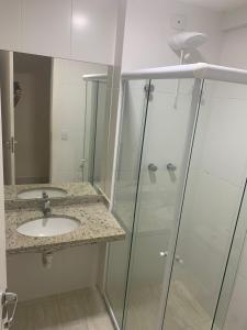 bagno con lavandino e doccia in vetro di Otimo apartamento de 02 quartos a Cabo Frio