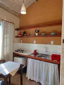 a kitchen with a sink and a counter top at Cafezal em Flor Turismo e Cafés Especiais in Monte Alegre do Sul