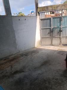 pusty parking z bramą i ogrodzeniem w obiekcie Casa amanhecer 2 w mieście Itapecerica da Serra