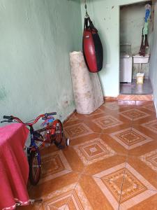 rower zaparkowany w pokoju z podłogą w obiekcie Casa amanhecer 2 w mieście Itapecerica da Serra