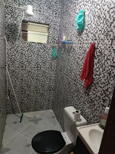 łazienka z toaletą i umywalką w obiekcie Casa amanhecer 2 w mieście Itapecerica da Serra