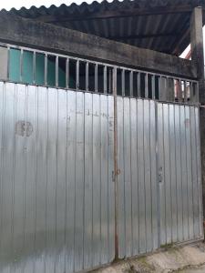 Stara metalowa brama w budynku w obiekcie Casa amanhecer 2 w mieście Itapecerica da Serra