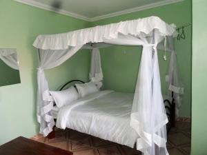 Postel nebo postele na pokoji v ubytování RUSINGA SUITES