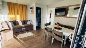 Istumisnurk majutusasutuses Izzi Mobile Home - Terra Park SpiritoS