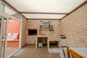 a kitchen with a table in a brick wall at Gran Casa Terrera in Breña Alta