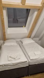 Een bed of bedden in een kamer bij Brandneues Stadtglanz Apartment