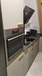 een keuken met een kookplaat en een oven bij Brandneues Stadtglanz Apartment in Stuttgart