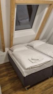 een klein bed in een kamer met een raam bij Brandneues Stadtglanz Apartment in Stuttgart
