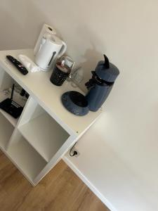 - une étagère blanche avec une cafetière dans l'établissement Jumet 242 A Bruxelles-Charleroi-airport, à Charleroi