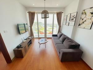 een woonkamer met een bank en een tafel bij HaLong Luxury Apartment Chuỗi Căn hộ 2 3 4 Phòng Ngủ in Ha Long