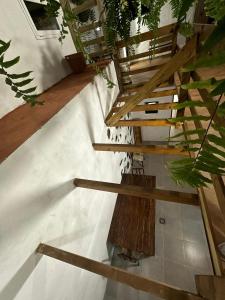 una escalera de madera en una habitación con plantas en Casa Rama San Pedro, en San Pedro