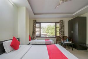 Tempat tidur dalam kamar di OYO Hotel Triund Regency