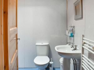 La salle de bains est pourvue de toilettes et d'un lavabo. dans l'établissement Bank End Lodge, à Carlton