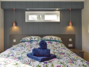 uma cama com uma toalha em cima em Whitey Top Country Lodge em Pentridge