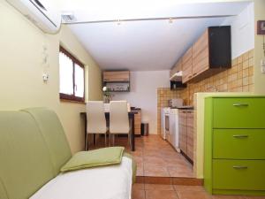 a kitchen and dining room with a green cabinet at Ferienwohnung für 3 Personen ca 34 qm in Banjole, Istrien Istrische Riviera in Banjole