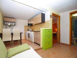 a kitchen with a green cabinet and a table at Ferienwohnung für 3 Personen ca 34 qm in Banjole, Istrien Istrische Riviera in Banjole