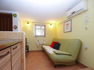 a living room with a couch in a kitchen at Ferienwohnung für 3 Personen ca 34 qm in Banjole, Istrien Istrische Riviera in Banjole