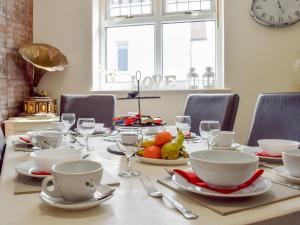 una mesa con platos y tazones de comida. en Little Lodge en Walcote