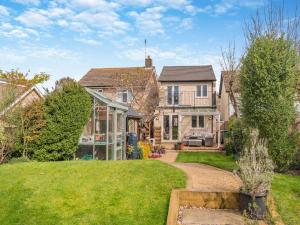 a large house with a garden and a driveway at Riverview in Market Deeping