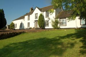 a white house with a large lawn in front of it at Lrg Luxury Country Farm House 20 min from the city in Glassford