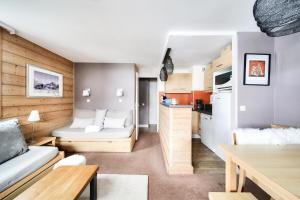 um pequeno apartamento com uma cama e uma cozinha em Résidence Plagne Lauze - maeva Home - Appartement 2 pièces 5 personnes - S 524 em Mâcot La Plagne