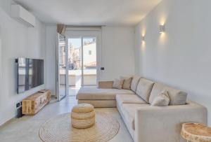 uma sala de estar com um sofá e uma mesa em Ferienwohnung für 5 Personen ca 110 qm in Cefalù, Sizilien Nordküste von Sizilien em Cefalù