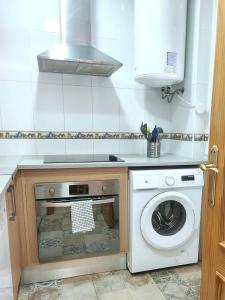 カディスにあるPlaya de la Caleta, Cadizのキッチン(洗濯機、シンク付)