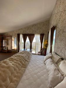 Tempat tidur dalam kamar di The Rare Ones - Resorts, Cafe & Game Zone