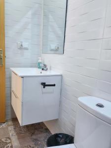カディスにあるPlaya de la Caleta, Cadizの白いバスルーム(洗面台、トイレ付)