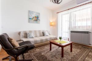 een woonkamer met een bank en een salontafel bij Ferienwohnung für 4 Personen ca 60 qm in Njivice, Kvarner Bucht Krk in Njivice