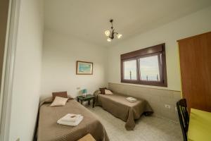 a room with two beds and a window at Gran Casa Terrera in Breña Alta