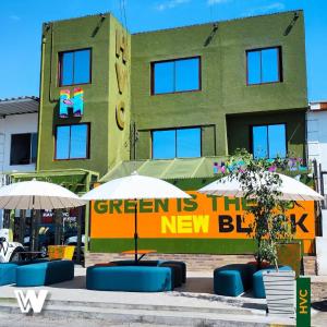 un edificio con un cartel que diga verde es la nueva bola en hotel velero cavancha, en Iquique