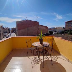 d'une terrasse avec une table et des chaises sur un balcon. dans l'établissement Traditional Spanish Town House, à Móra d'Ebre