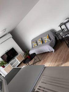 - un salon avec un canapé et une table dans l'établissement Maison entièrement Neuve, à Marseille