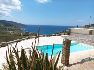 - une piscine avec vue sur l'océan dans l'établissement Koundouros Petra house, à Koundouros