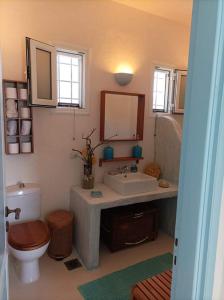 La salle de bains est pourvue de toilettes et d'un lavabo. dans l'établissement Koundouros Petra house, à Koundouros