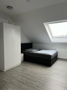 a bedroom with a bed and a window at Privatzimmer Langenhagen nahe Flughafen Hannover in Langenhagen