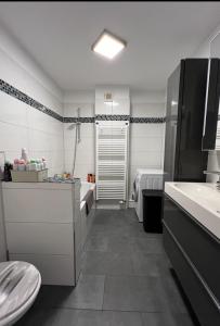 La salle de bains est pourvue d'un lavabo et de toilettes. dans l'établissement Privatzimmer Langenhagen nahe Flughafen Hannover, à Langenhagen