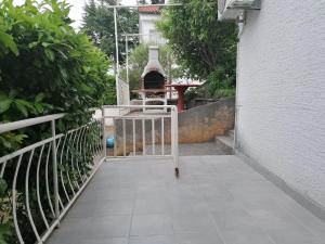 ein Tor, das in ein Gebäude mit einem Haus führt in der Unterkunft Studio für 5 Personen ca 45 qm in Njivice, Kvarner Bucht Krk in Njivice