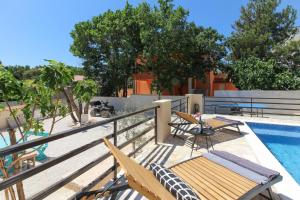 a balcony with chairs and a swimming pool at Ferienhaus mit Privatpool für 6 Personen ca 85 qm in Barbariga, Istrien Istrische Riviera in Barbariga
