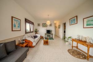 a living room with a couch and a table at Gran Casa Terrera in Breña Alta