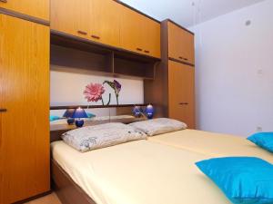 a bedroom with two twin beds with wooden cabinets at Ferienwohnung für 3 Personen ca 36 qm in Pula-Fondole, Istrien Istrische Riviera in Pula