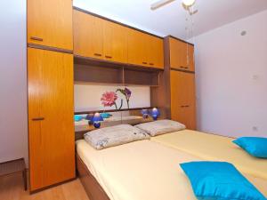 two beds in a bedroom with wooden cabinets at Ferienwohnung für 3 Personen ca 36 qm in Pula-Fondole, Istrien Istrische Riviera in Pula