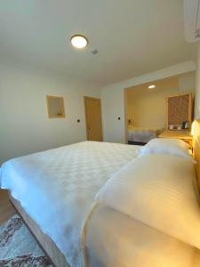 ein Schlafzimmer mit einem großen Bett mit weißer Bettwäsche in der Unterkunft Dalaman Airport AliBaba House in Dalaman