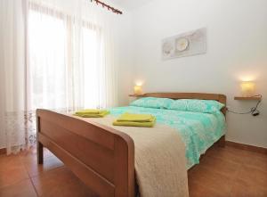 1 dormitorio con 1 cama con 2 toallas en Ferienwohnung für 4 Personen ca 42 qm in Fažana, Istrien Istrische Riviera - b62492, en Fažana