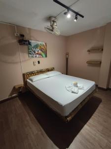 1 dormitorio con 1 cama grande en una habitación en Hotel Grand ilama, en Cali